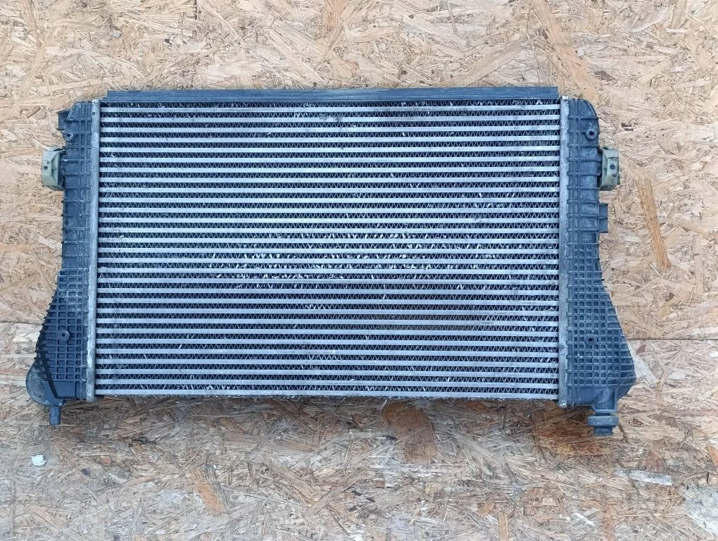 Vahejahuti radiaator 1K0145803AF