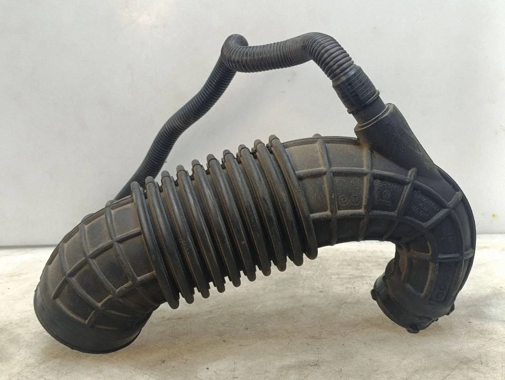 Air intake hose/pipe 8E0129615Q