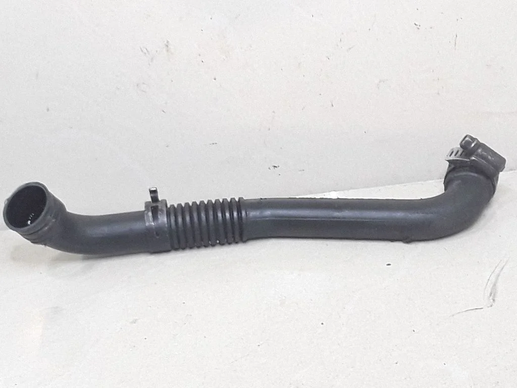 Breather hose/pipe – Volkswagen Passat B5.5 (2001-2005)
