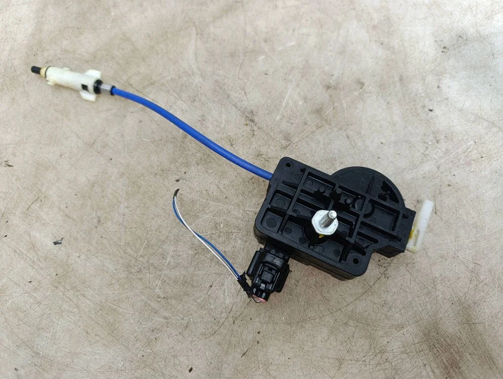 Zamek klapki wlewu paliwa – Lexus IS 220D-250-350 (2006-2013)