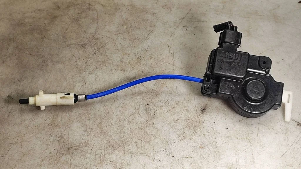 Zamek klapki wlewu paliwa – Lexus IS 220D-250-350 (2006-2013)
