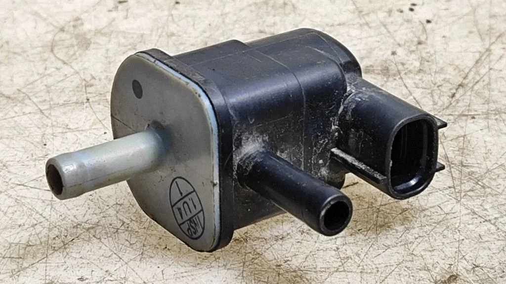 Vacuum valve 90910TC001