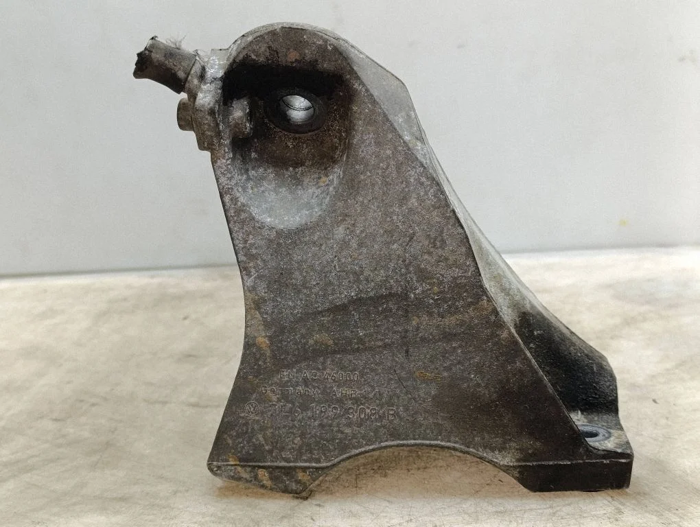 Mootori kinnituskronstein 7L6199308B