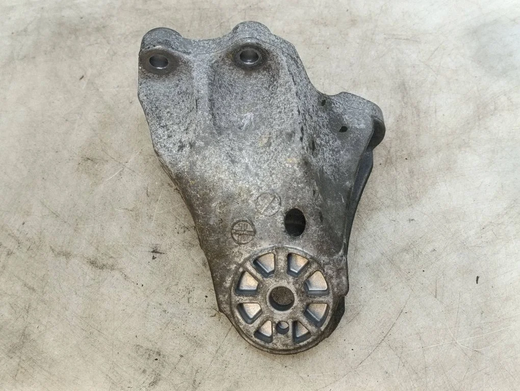 Mootori kinnituskronstein 7L6199307A