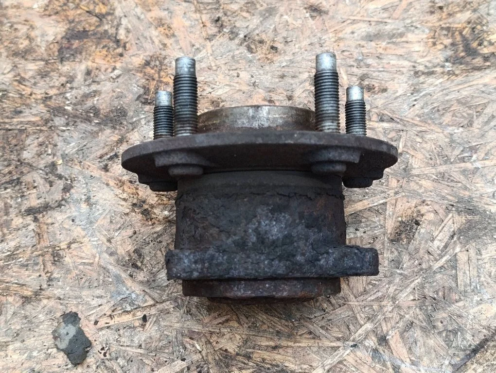 Rear wheel hub – Opel Astra J (2010-2015)