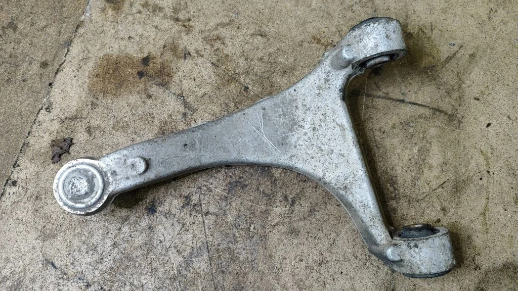 Rear upper control arm/wishbone – left