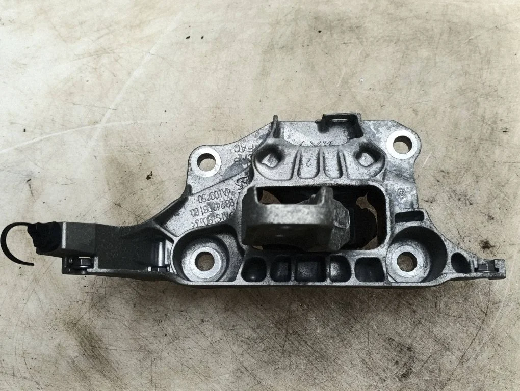 Käigukasti kinnitusklamber – Opel Corsa F (2019-)