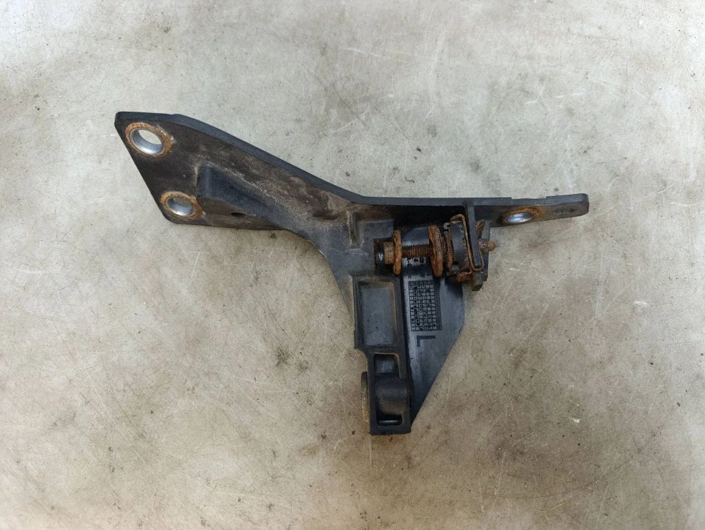 Front bumper mounting bracket 8E0805363
