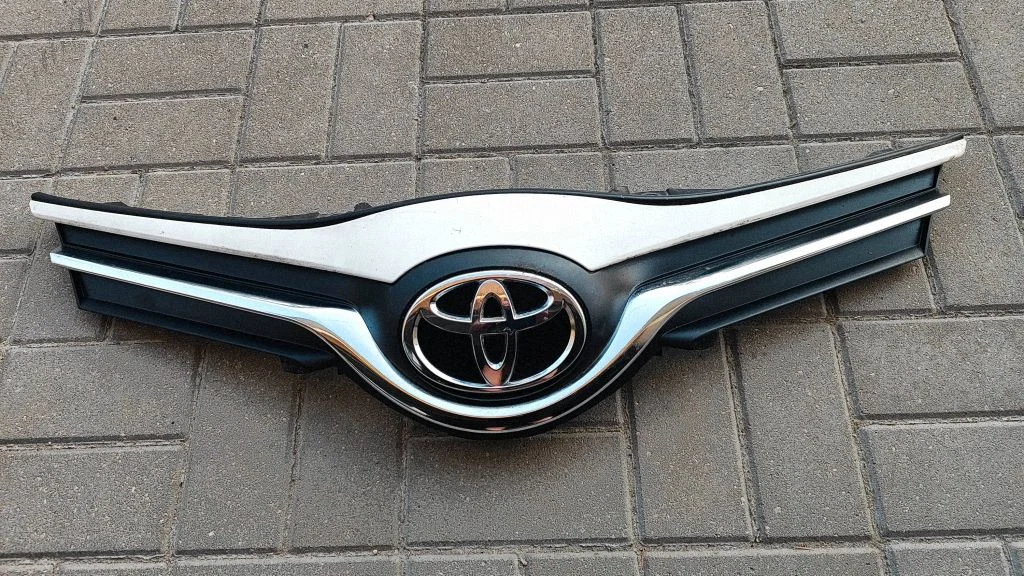 Esistange ülemine radiaatorivõre – Toyota Yaris (2015-)