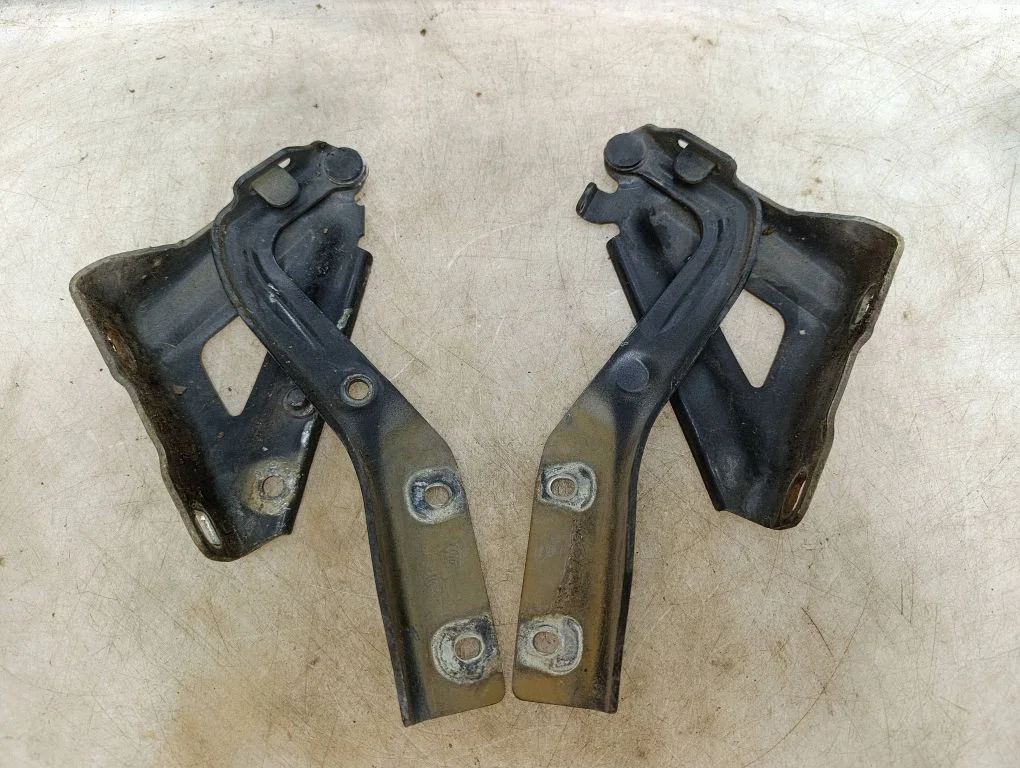 Mootorikapoti hinged