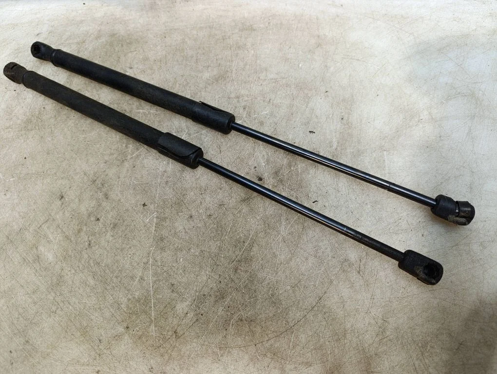 Mootorikapoti amortisaator 811602B010