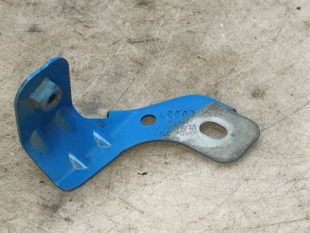 Poritiiva kinnitusklamber 8Y0821471A