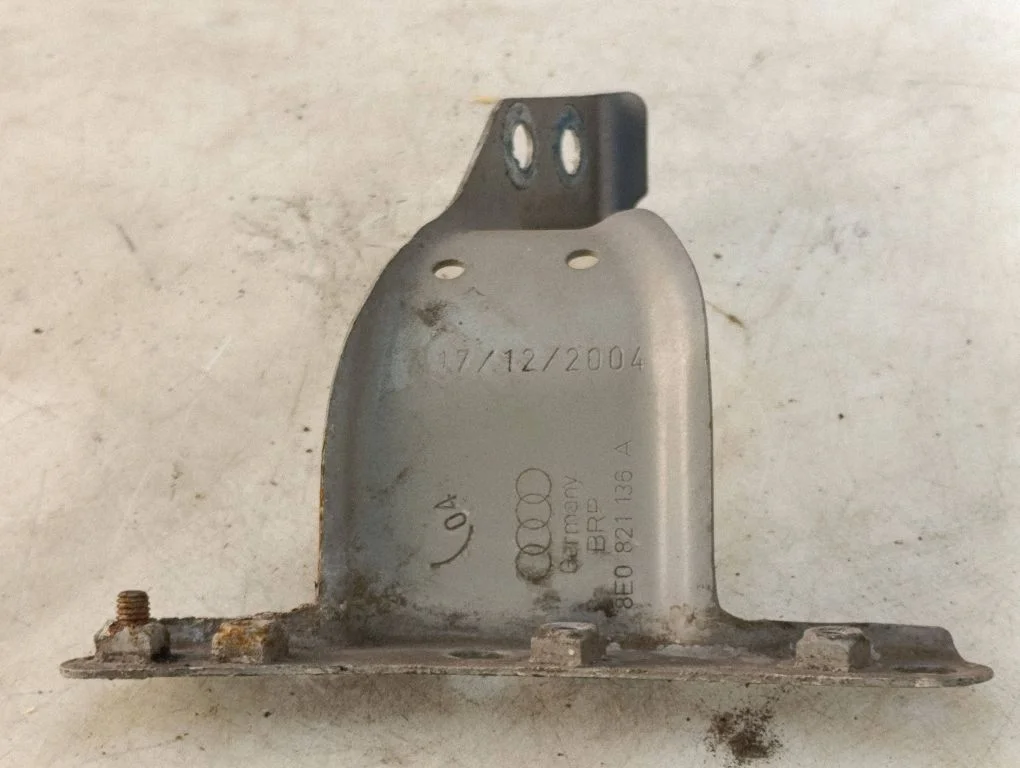 Poritiiva kinnitusklamber 8E0821136A