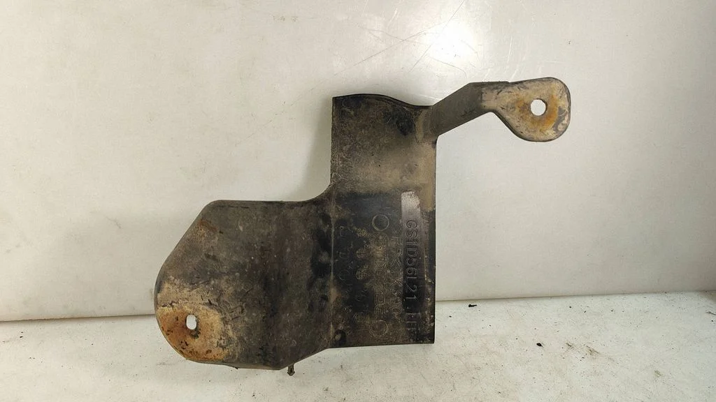 Engine splash shield/under tray GS1D56L21