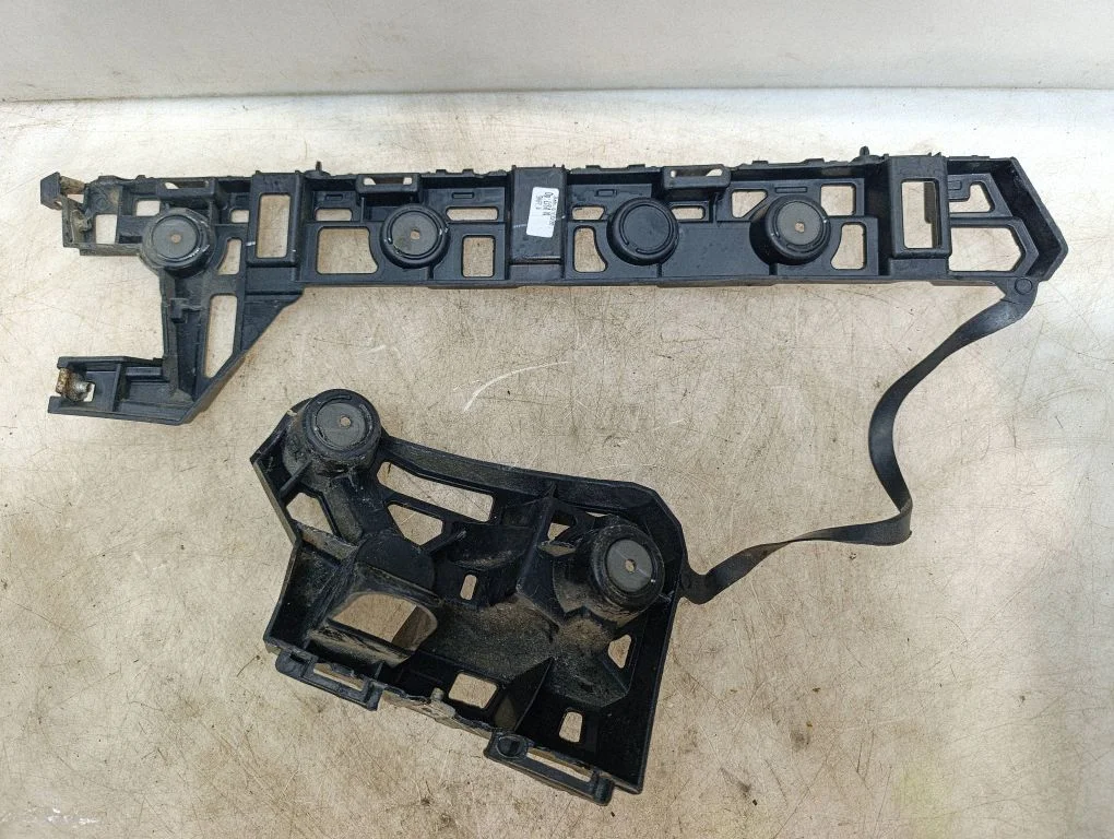 Rear bumper mounting bracket 13426390