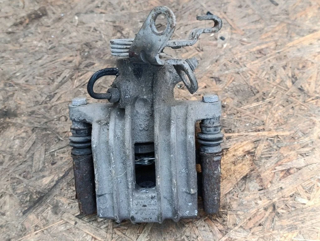 Tagumine pidurisadul – vasak