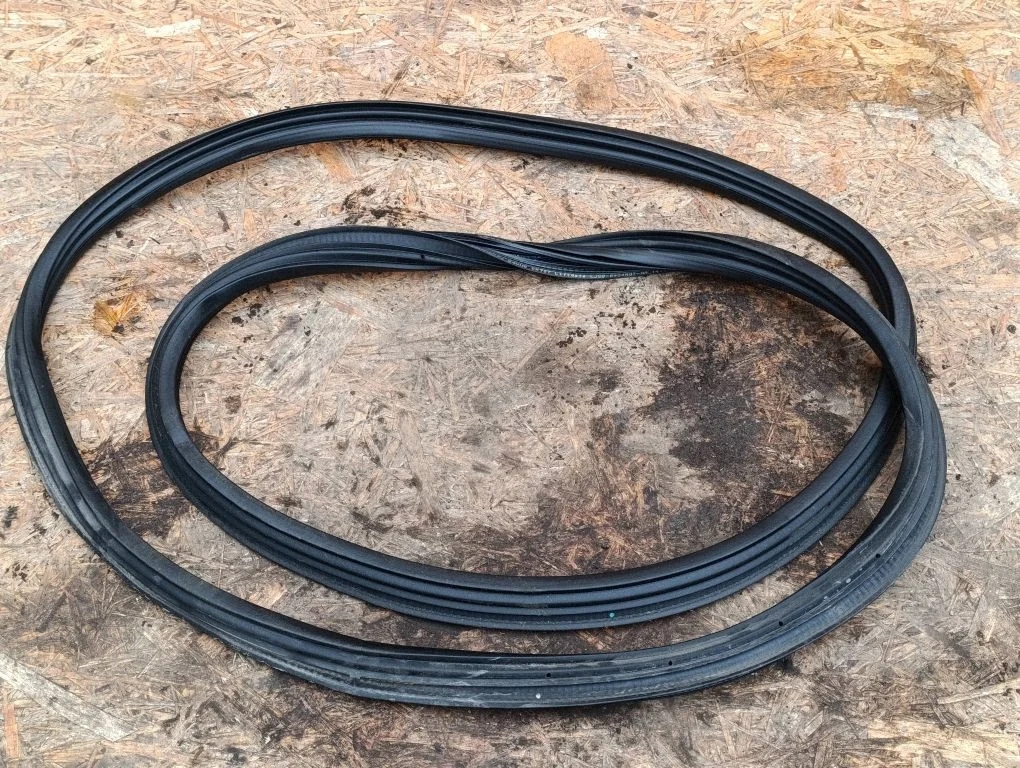 Loading door rubber seal (on body) LJ8BR404A07AA