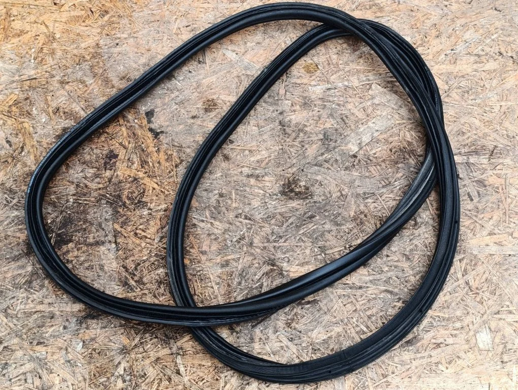 Laadimisukse tihend (kere pool) – Opel Astra J (2010-2015)