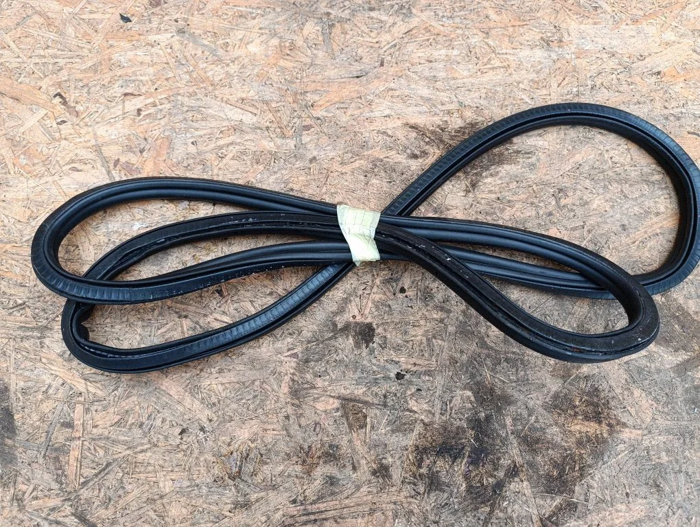Loading door rubber seal (on body) 8E9827705P