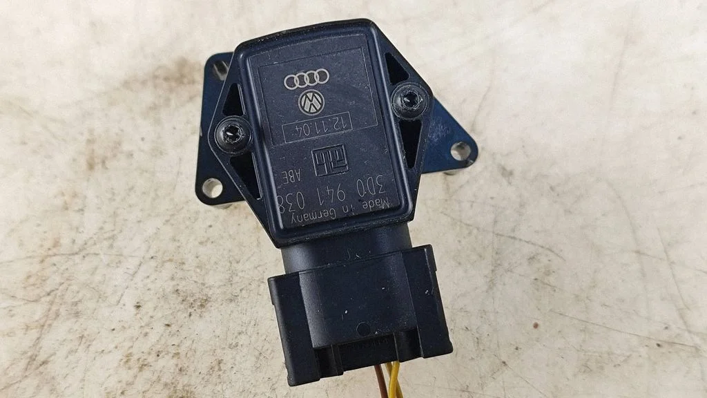 Tailgate/trunk/boot open switch – Volkswagen Phaeton (2002-2016)