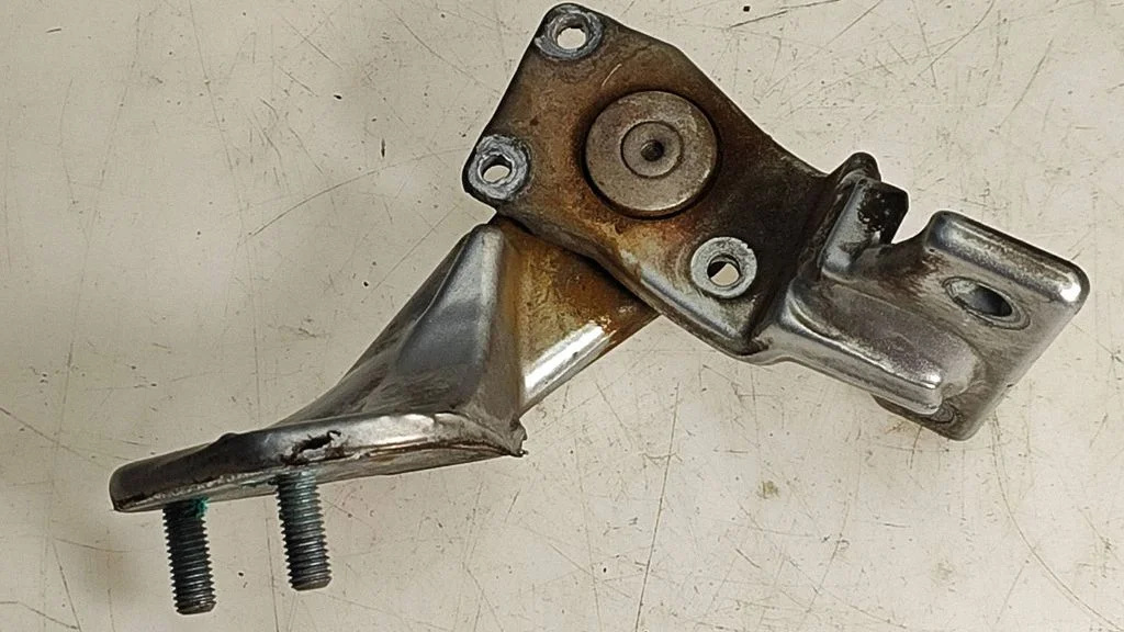 Front door upper hinge – Volkswagen New Beetle (1998-2010)