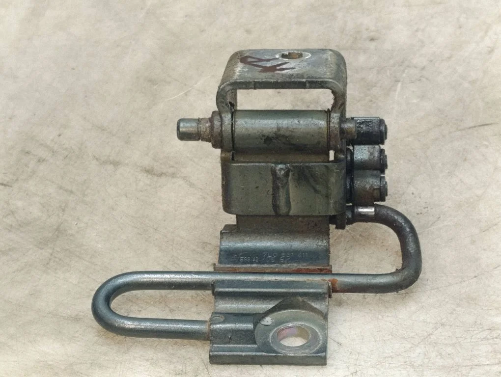 Front door lower hinge – Volkswagen Touareg I (2002-2010)