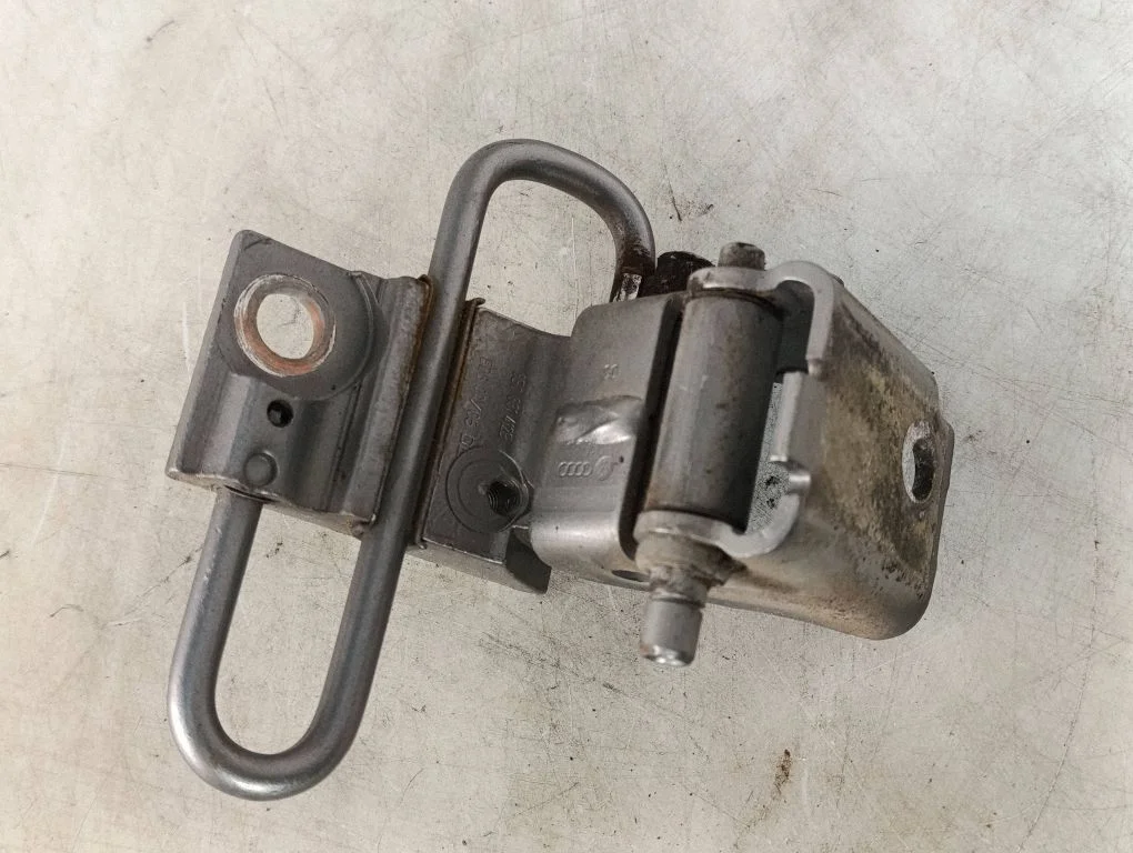 Front door lower hinge – Audi A4 S4 B7 8E 8H (2005-2008)