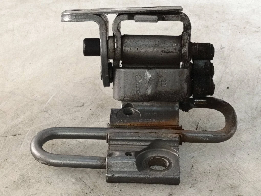 Front door lower hinge – Audi A4 S4 B7 8E 8H (2005-2008)