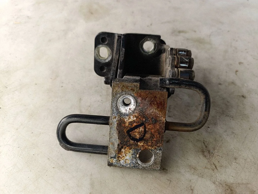 Front door lower hinge – Audi A4 S4 B7 8E 8H (2005-2008)