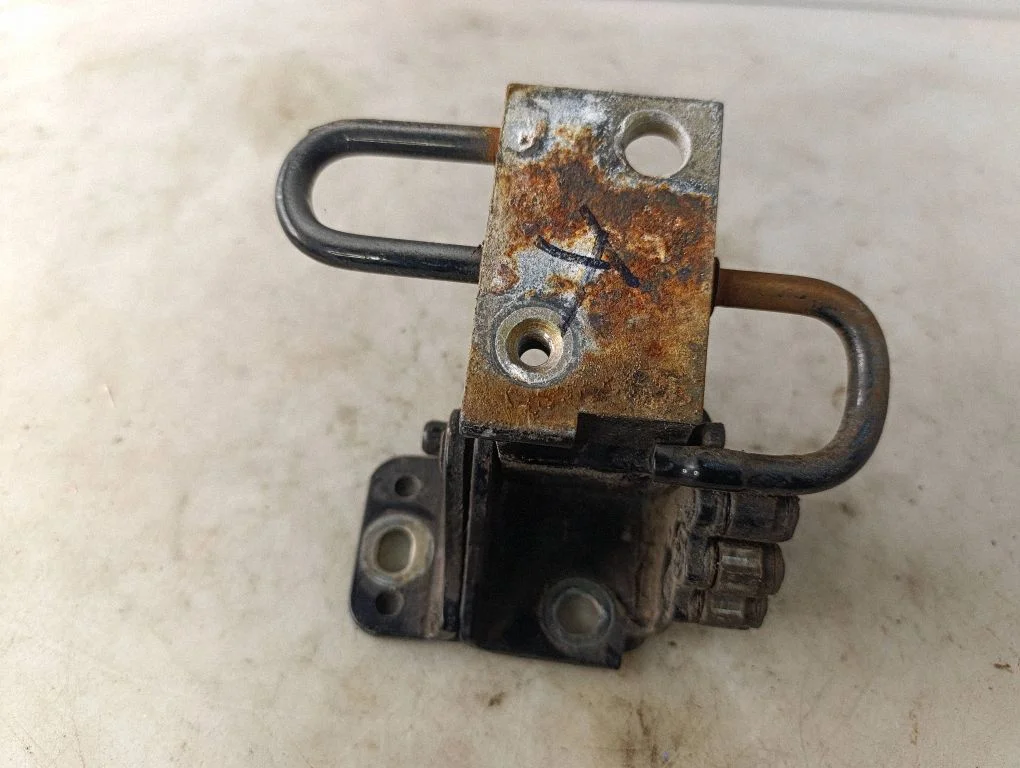 Front door lower hinge – Audi A4 S4 B7 8E 8H (2005-2008)