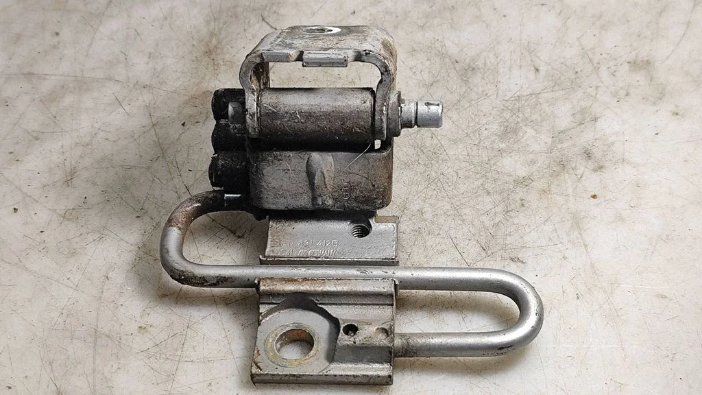 Front door lower hinge – Audi A6 Allroad C5 (1999-2005)