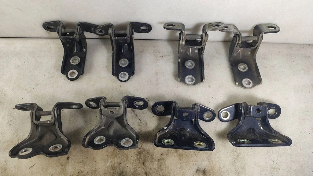 Front door hinges set – Hyundai Bayon (2021-)