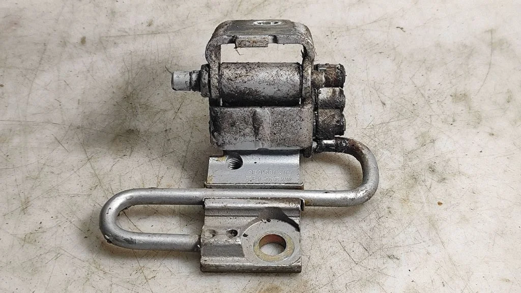 Front door lower hinge – Audi A6 Allroad C5 (1999-2005)