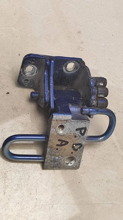Front door lower hinge – Volkswagen Passat B5.5 (2001-2005)