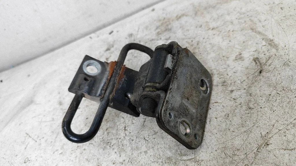 Front door lower hinge – Audi A6 Allroad C6 (2006-2011)
