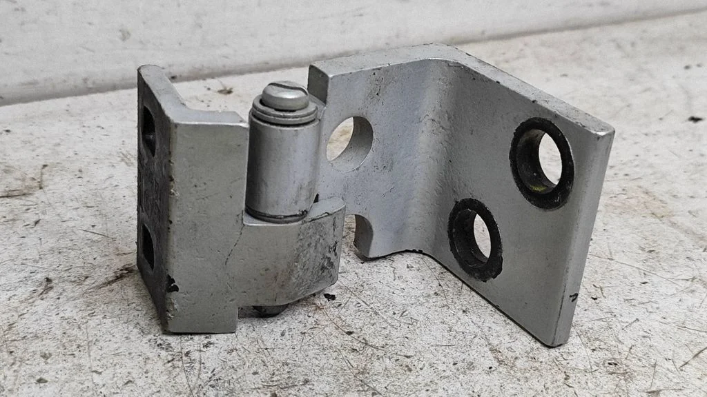 Front door lower hinge – BMW X5 E53 (1999-2006)