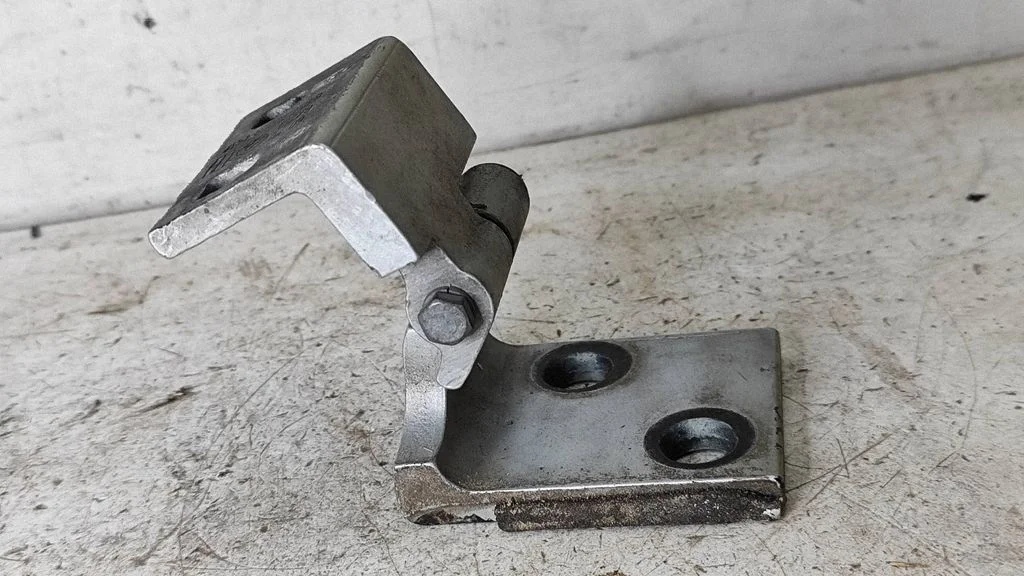 Front door lower hinge – BMW X5 E53 (1999-2006)
