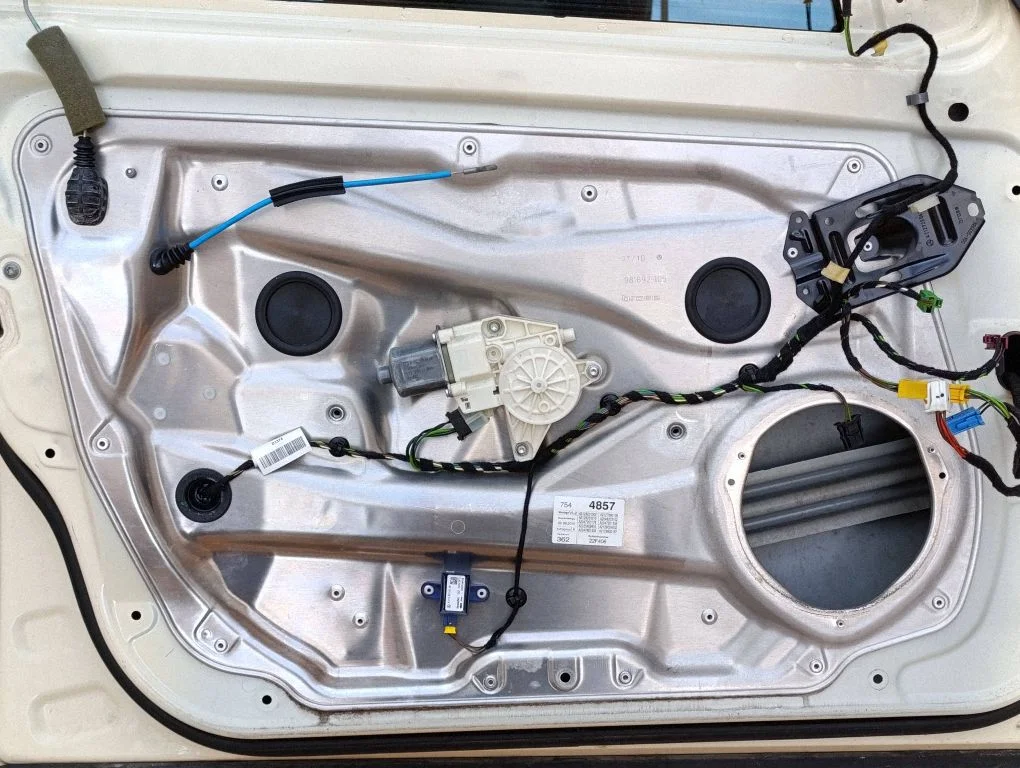 Front window lifting mechanism without motor – Mercedes-Benz E-Class W212 (2009-2016)