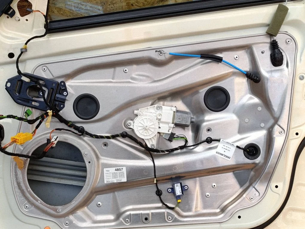Front window lifting mechanism without motor – Mercedes-Benz E-Class W212 (2009-2016)