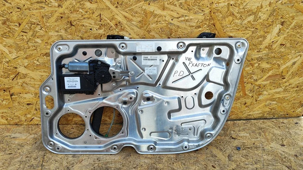 Front window lifting mechanism without motor – Volkswagen Phaeton (2002-2016)