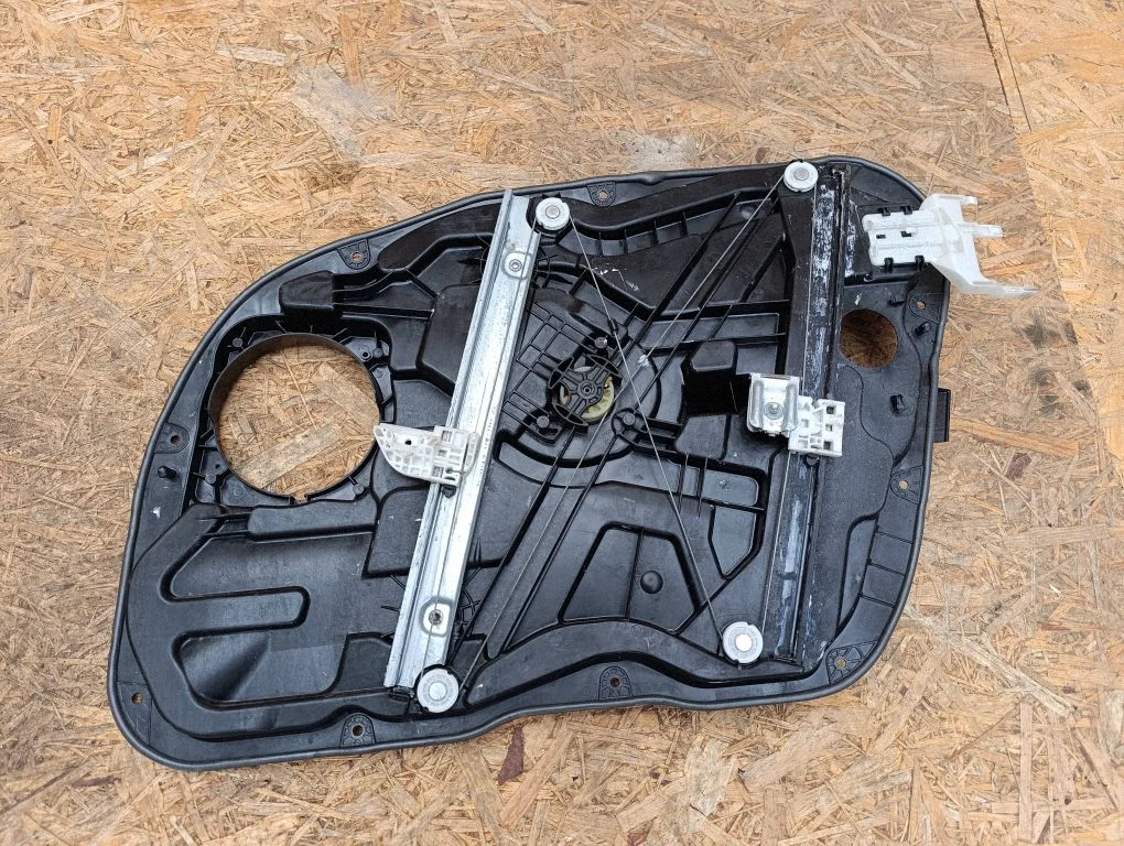 Front door window regulator with motor 824503Z010