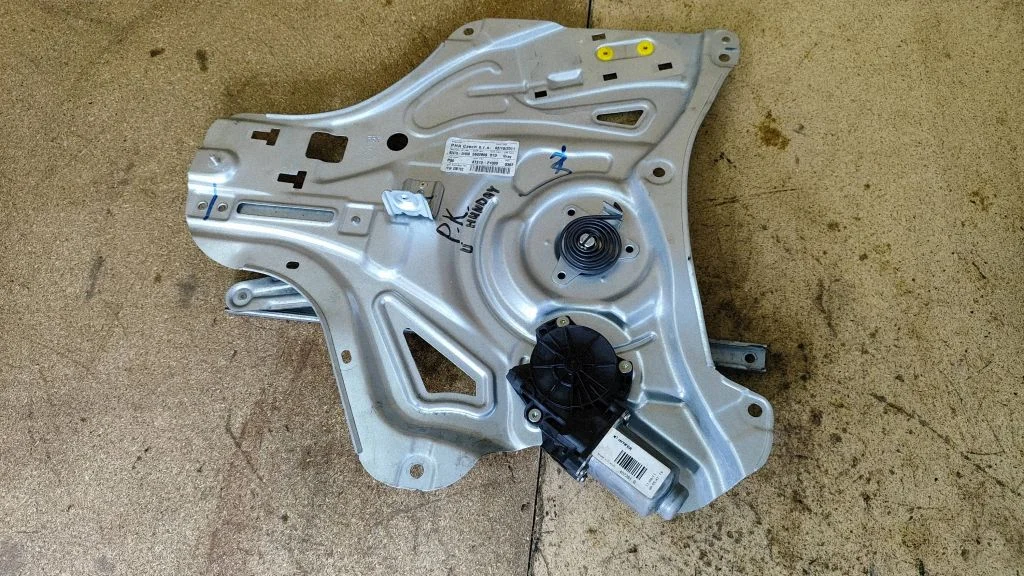 Front window lifting mechanism without motor