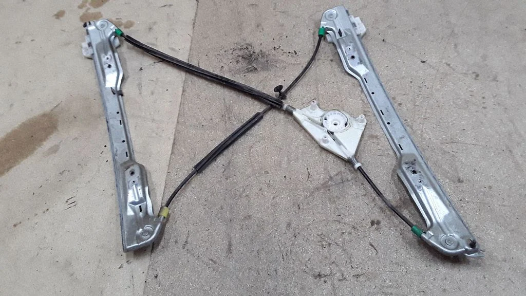 Front window lifting mechanism without motor – Citroen C5 (2001-2004)