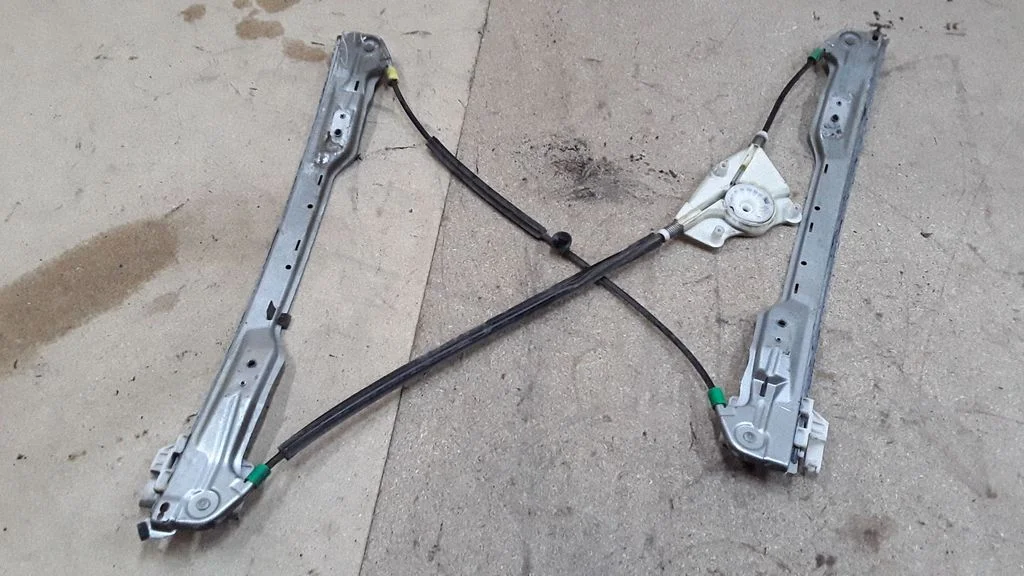 Front window lifting mechanism without motor – Citroen C5 (2001-2004)