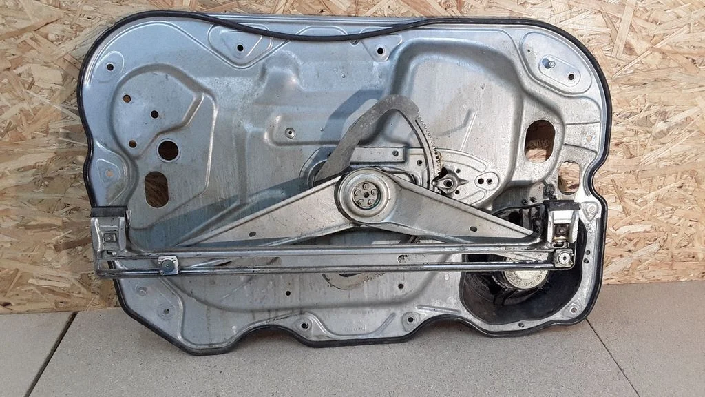 Front window lifting mechanism without motor – Ford Focus C-MAX (2003-2010)
