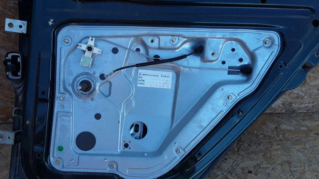 Esiukse mehaaniline aknatõstuk – Skoda Fabia Mk1 (6Y) (1999-2007)