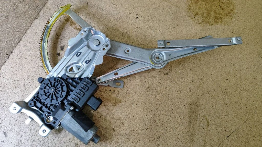 Front door window regulator motor 13101481