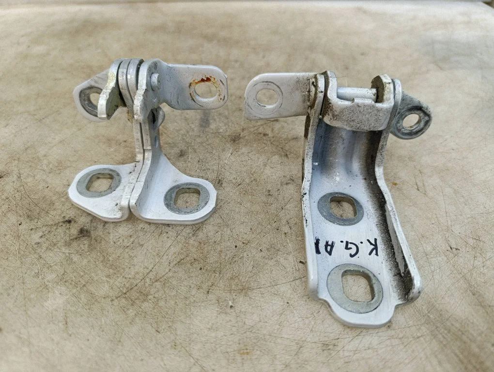 Tagaukse hingede komplekt – Opel Astra K (2015-2021)