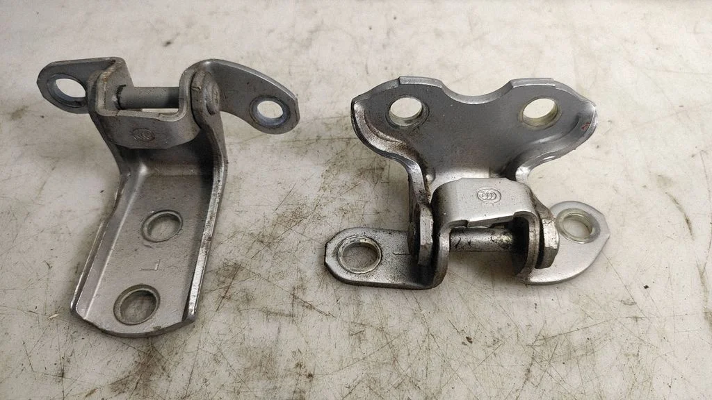Tagaukse hingede komplekt – Lexus IS 220D-250-350 (2006-2013)