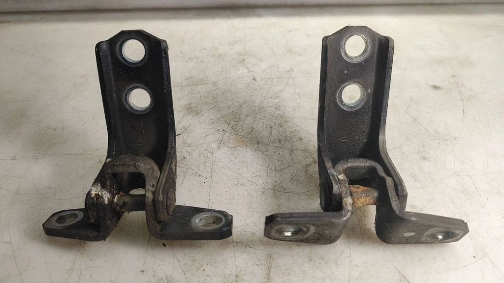 Tagaukse hingede komplekt – Mitsubishi Outlander (2007-2012)